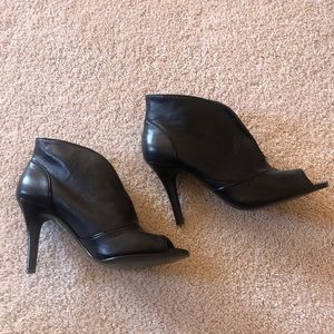 Nine West Black Leather Peep Toed Heels